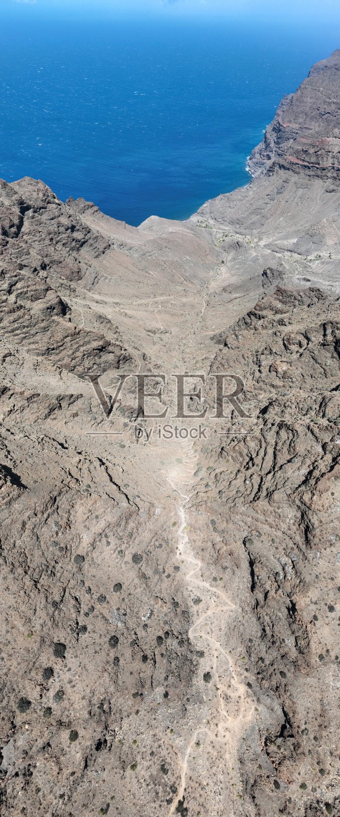 从空中俯瞰通往瓜伊瓜伊海滩的山间小径。大加那利岛。西班牙照片摄影图片