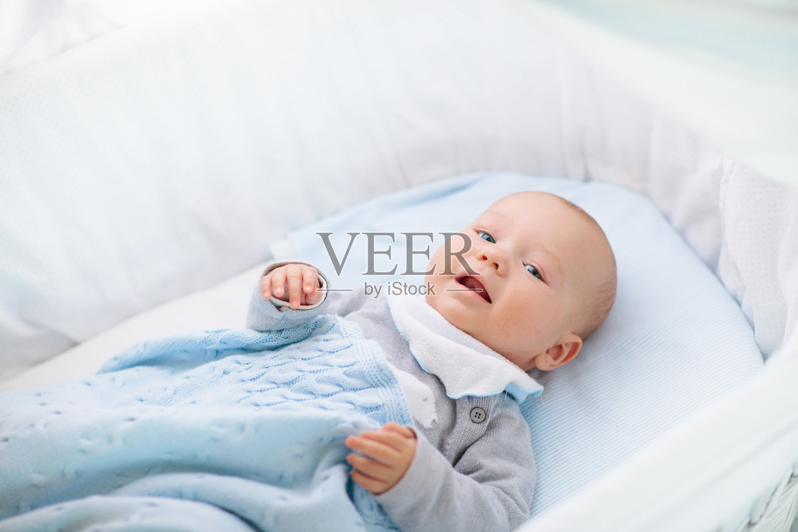 小宝宝在白色床上照片摄影图片