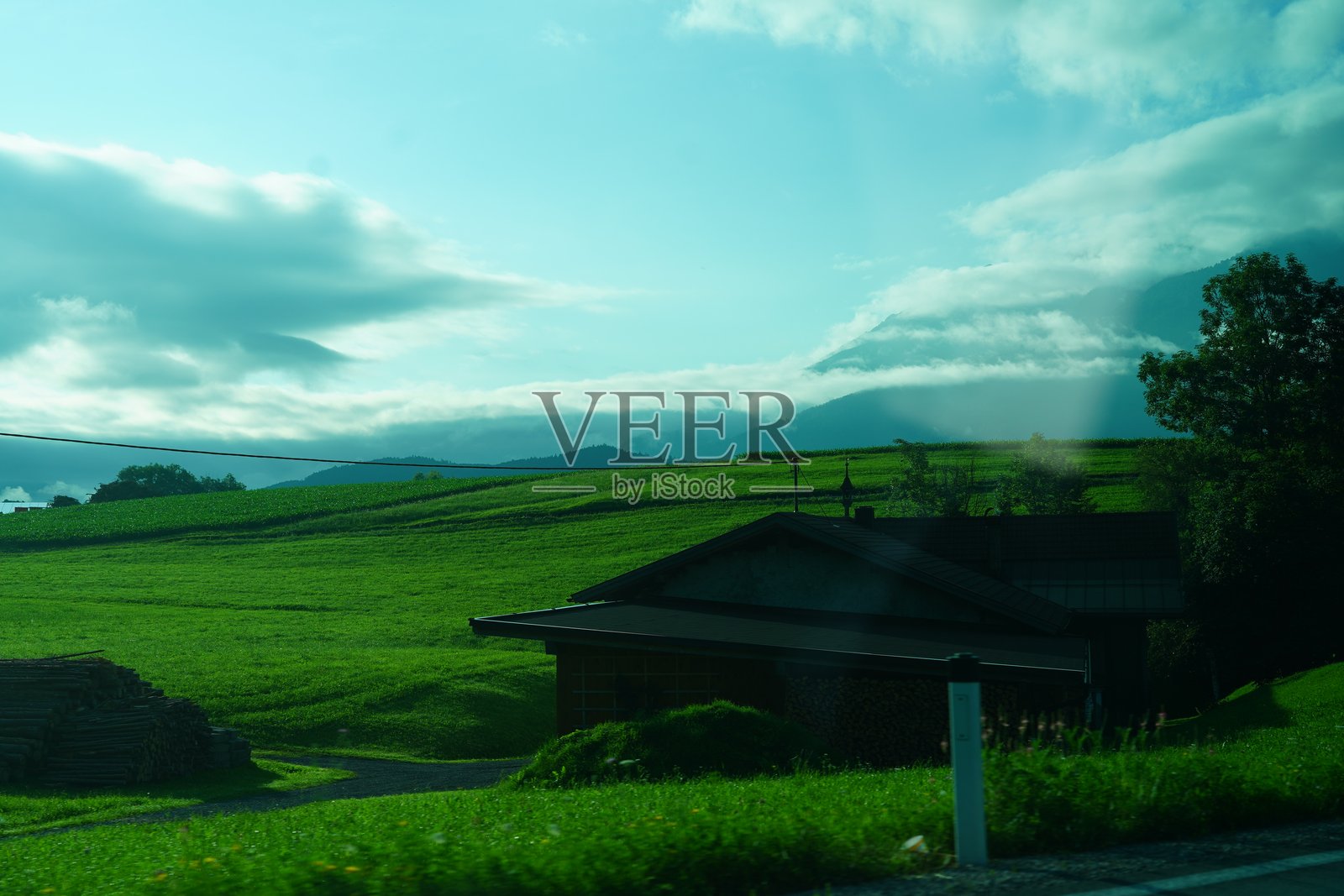 小农舍坐落在绿色田野上照片摄影图片