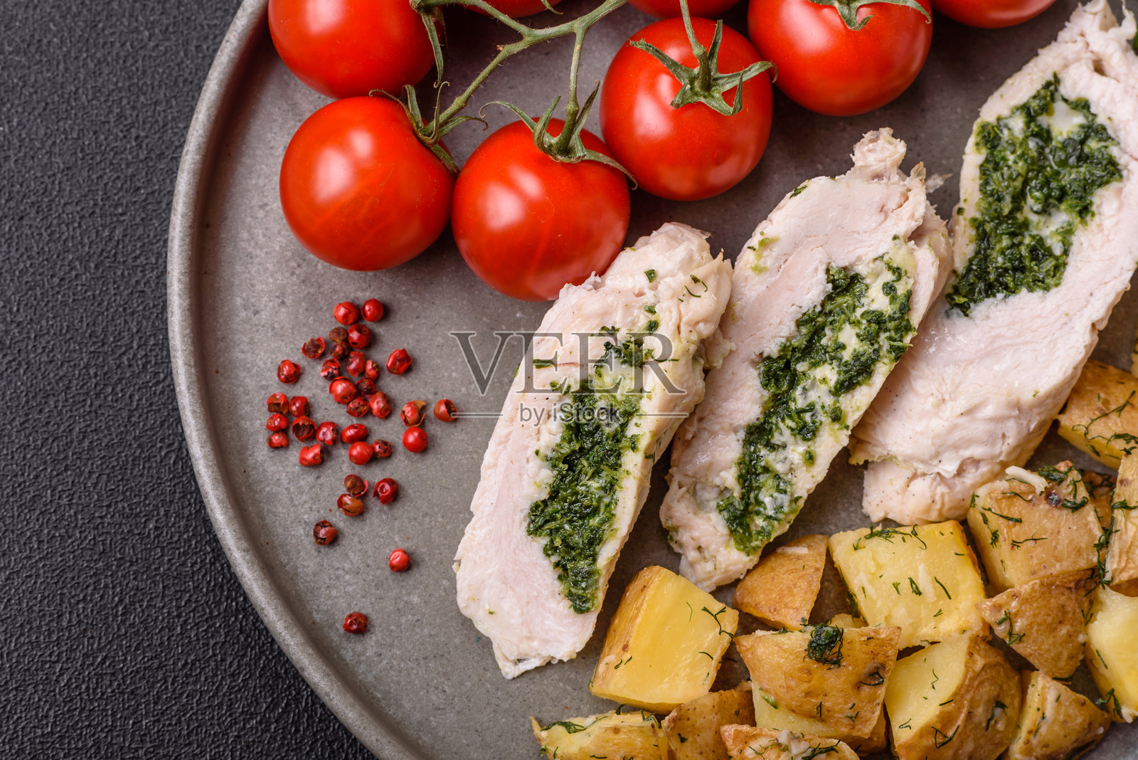 菠菜、奶酪、香料、盐和草药的鸡肉卷照片摄影图片