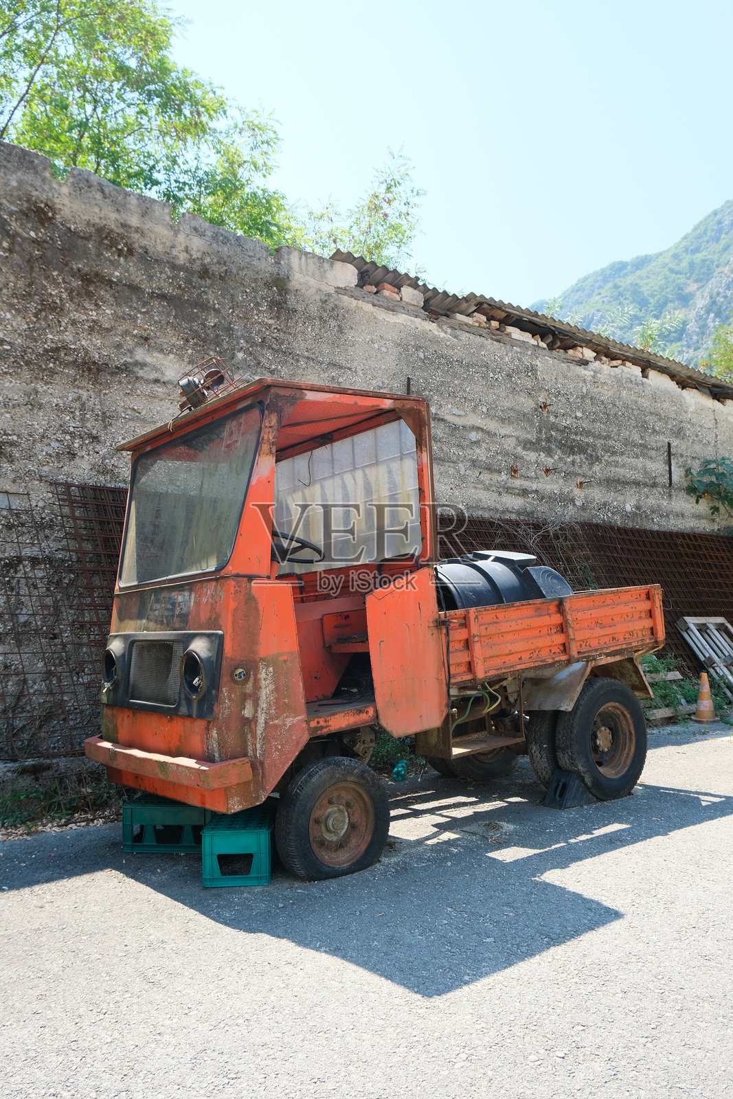 路边的一辆旧破卡车照片摄影图片