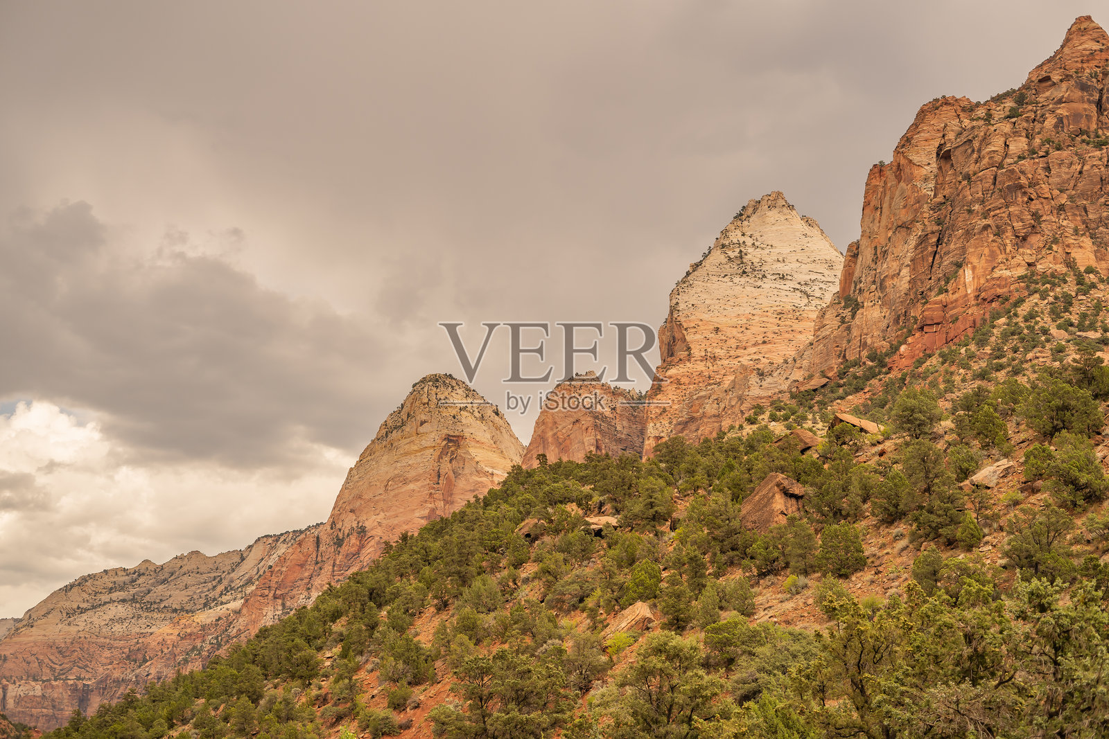 犹他州锡安国家公园的岩石山脉风景，阴沉的天空照片摄影图片