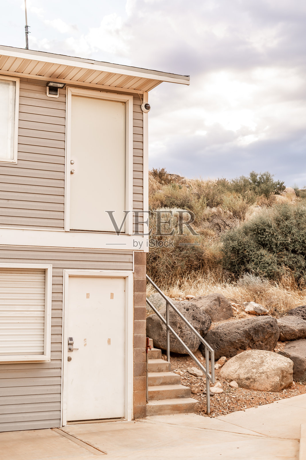 两层户外建筑的门和楼梯照片摄影图片