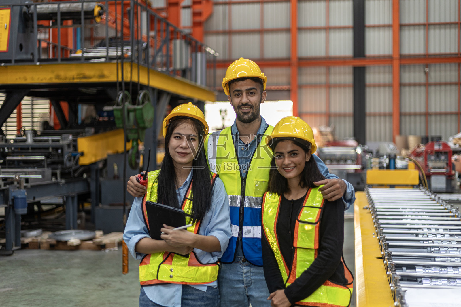 来自不同文化的机械工程师团队照片摄影图片