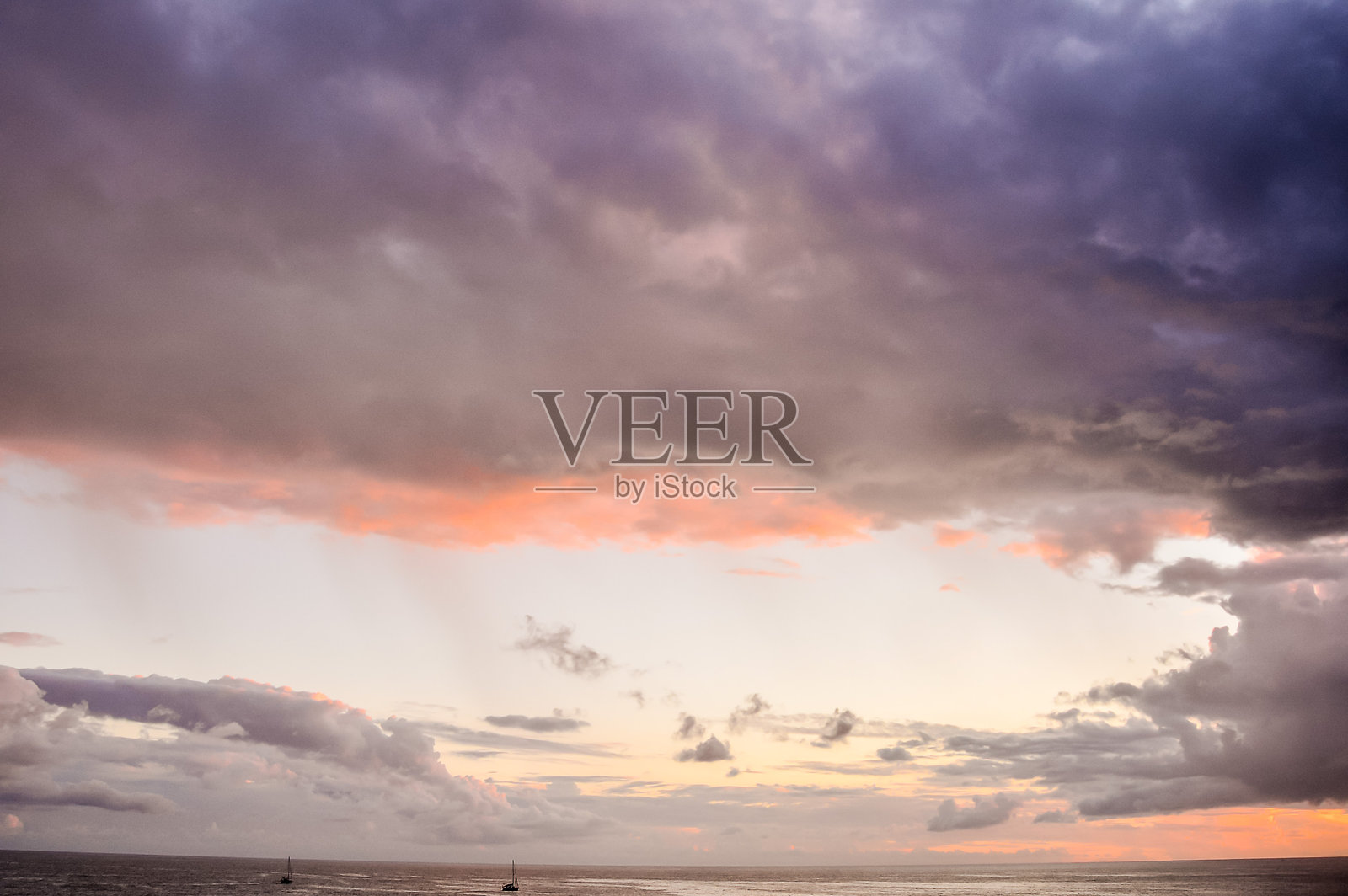 美丽的日落与多云的天空照片摄影图片