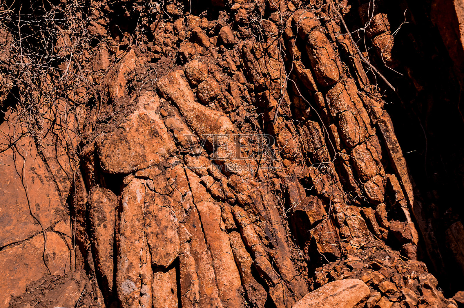一个满是泥土和碎片的岩石区域照片摄影图片