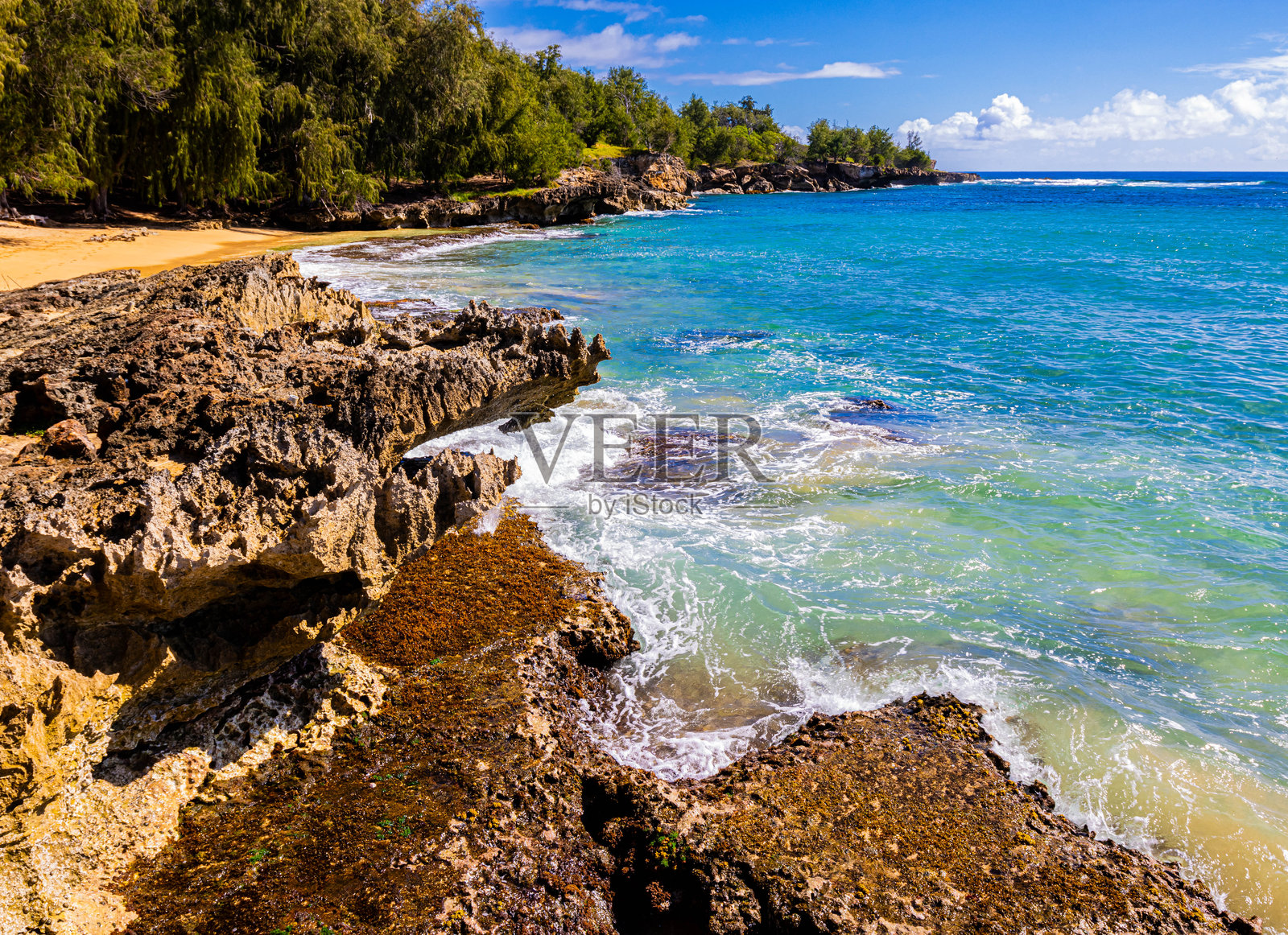 海浪冲刷着卡瓦伊洛阿湾海滩的珊瑚礁照片摄影图片