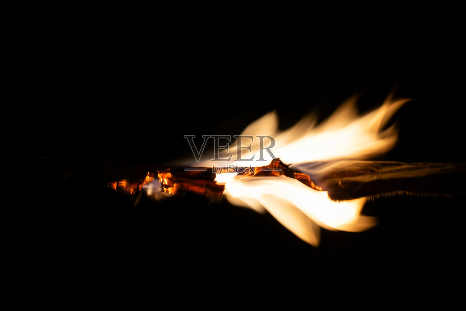 燃烧的纸张，黑色背景上的发光纸边缘照片摄影图片