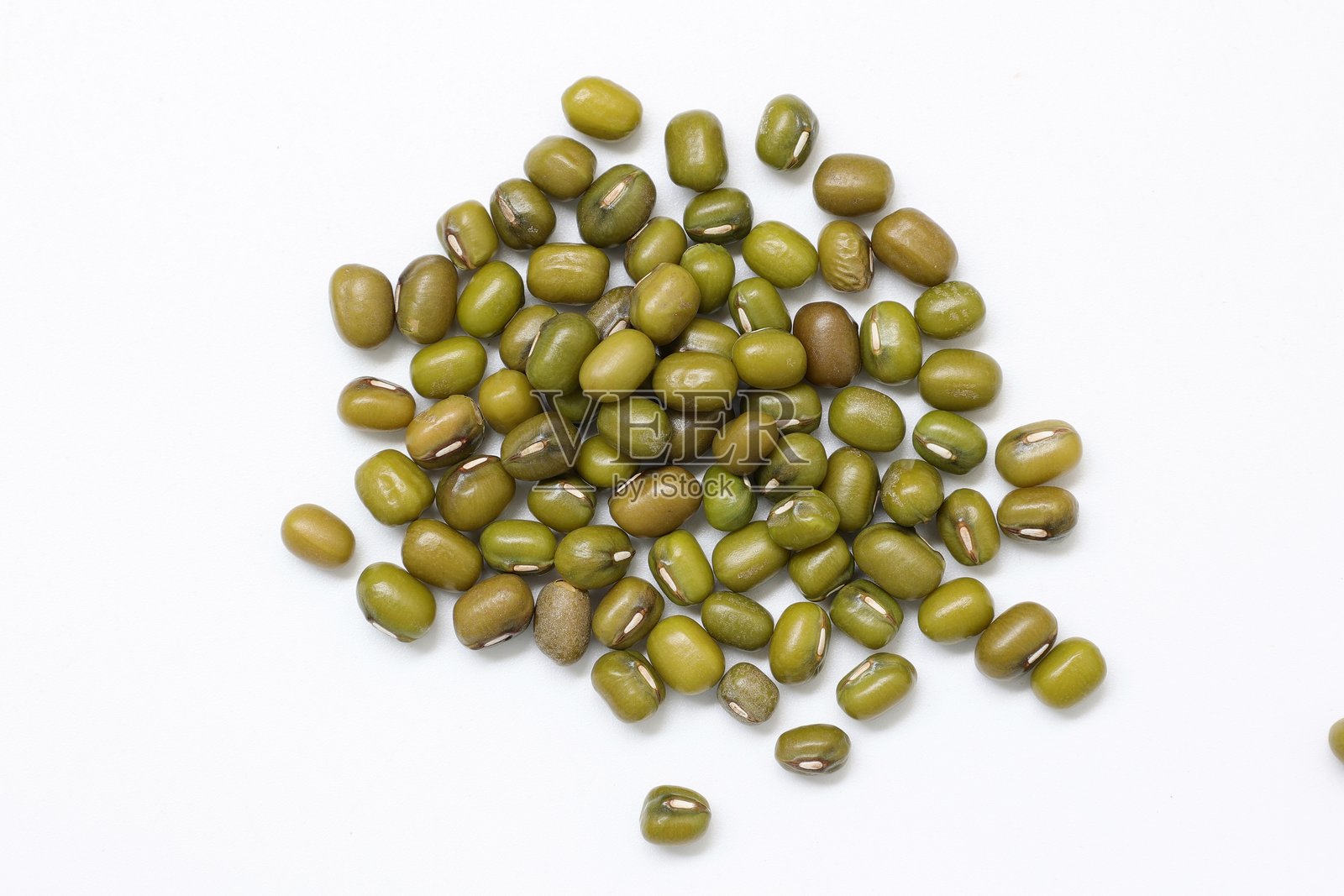 白色背景上的绿豆照片摄影图片