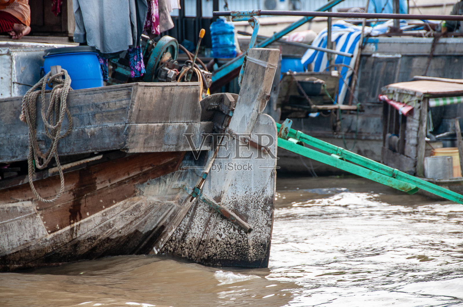 一艘旧木船的木舵。照片摄影图片