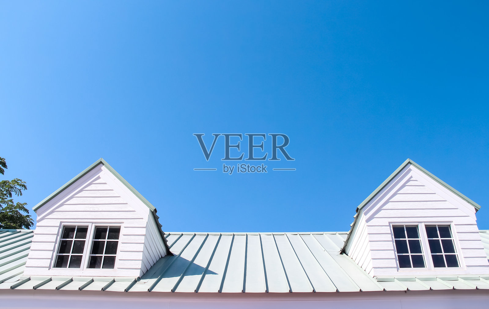 木屋顶在明亮蓝天背景下的视角和留白空间照片摄影图片