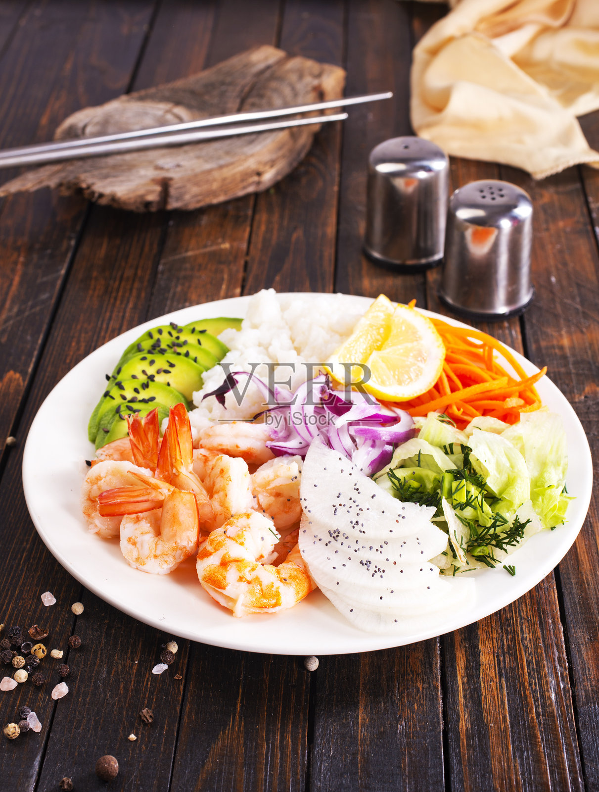 虾仁波基碗，配有鳄梨、黄瓜和米饭，健康饮食食品照片摄影图片