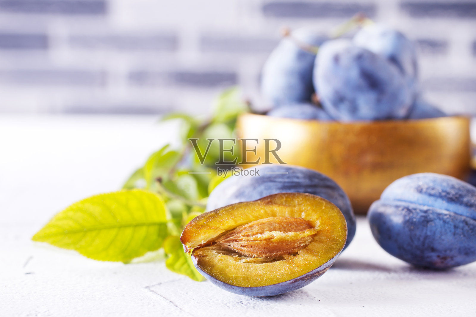 白色桌子上的梅子照片摄影图片