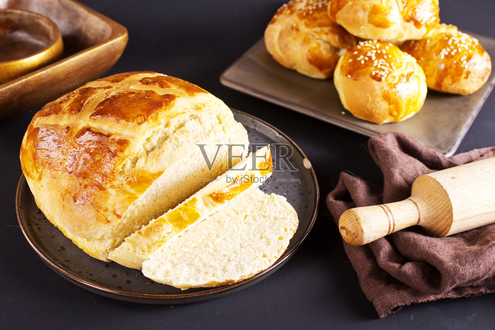 黑色桌子上的新鲜面包照片摄影图片