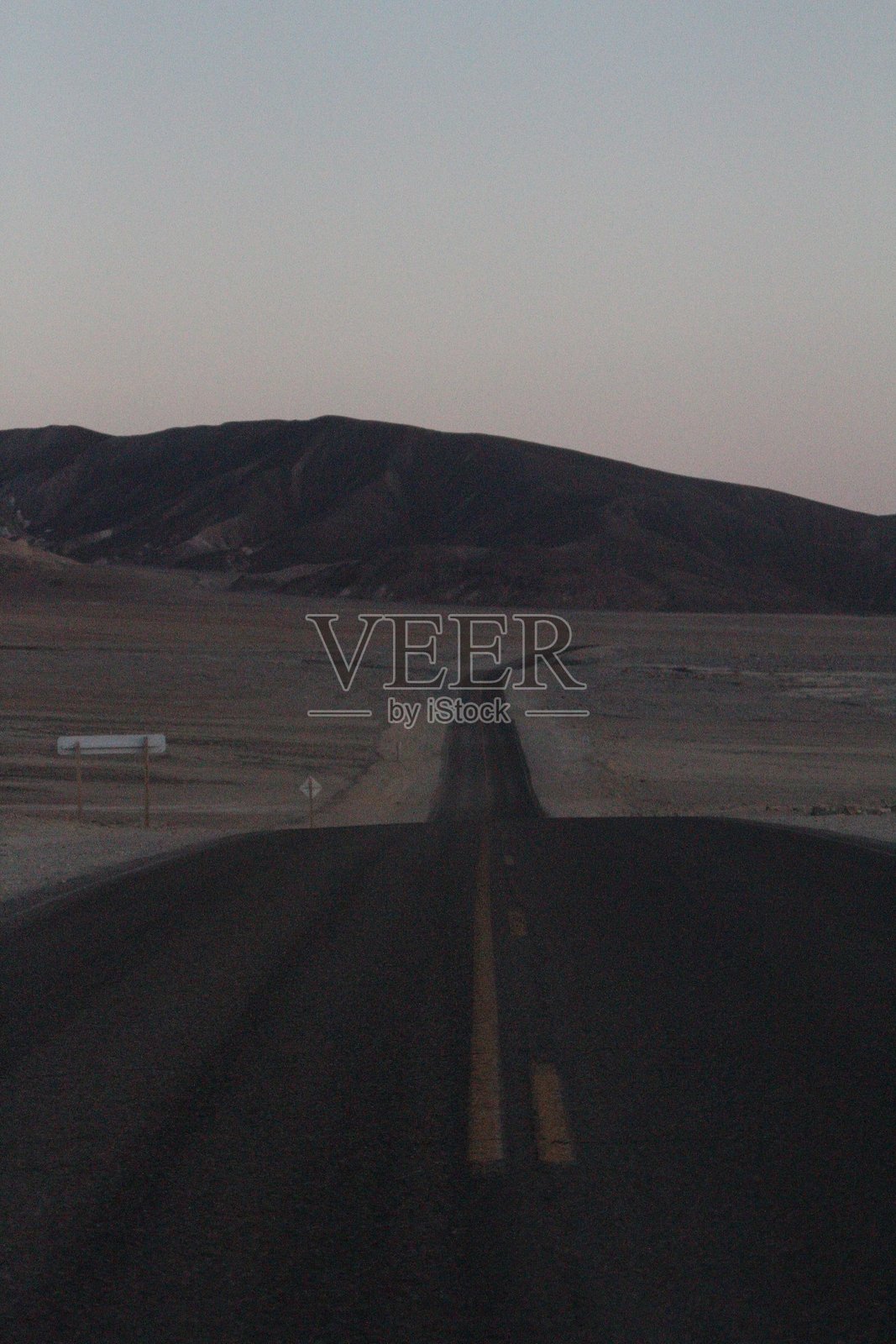 死亡谷国家公园背景中的开放公路与山脉（竖版）照片摄影图片