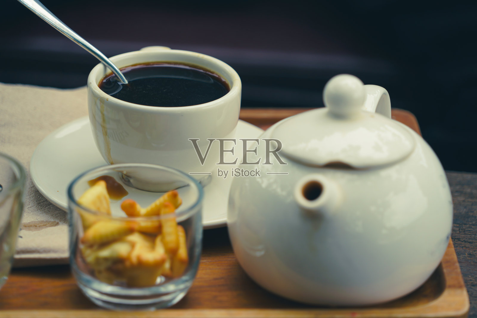 带有戏剧性氛围的咖啡杯和饼干照片摄影图片