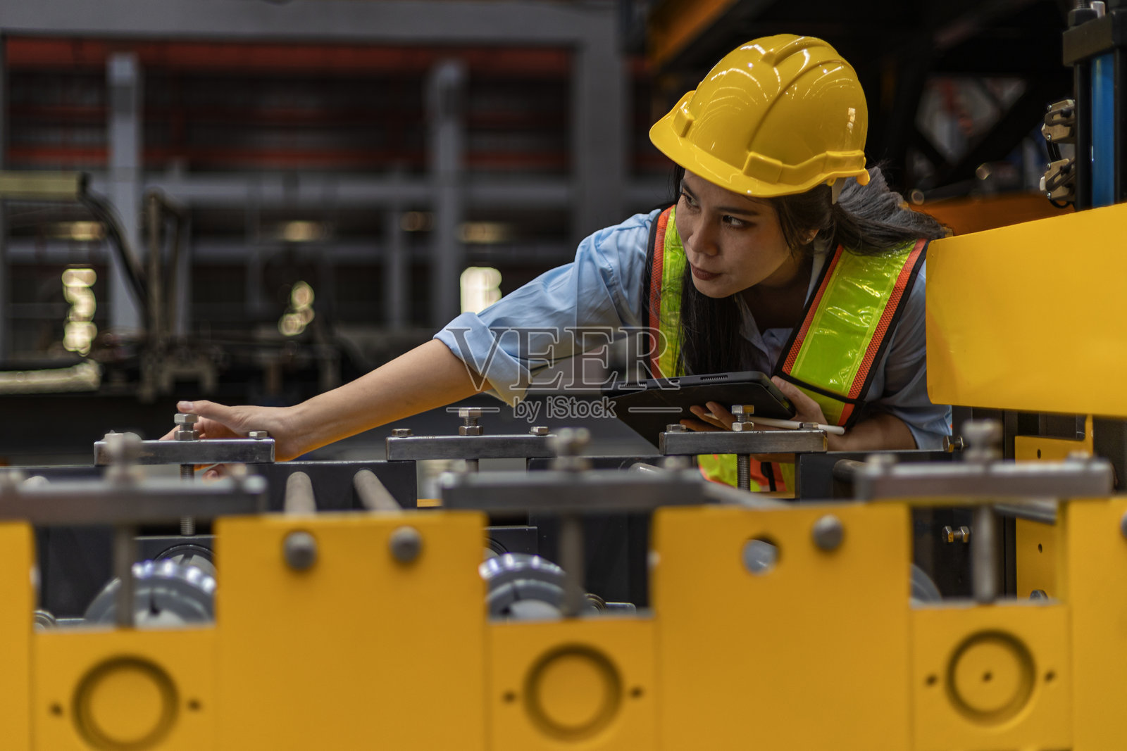 女性机械工程师或检查员照片摄影图片