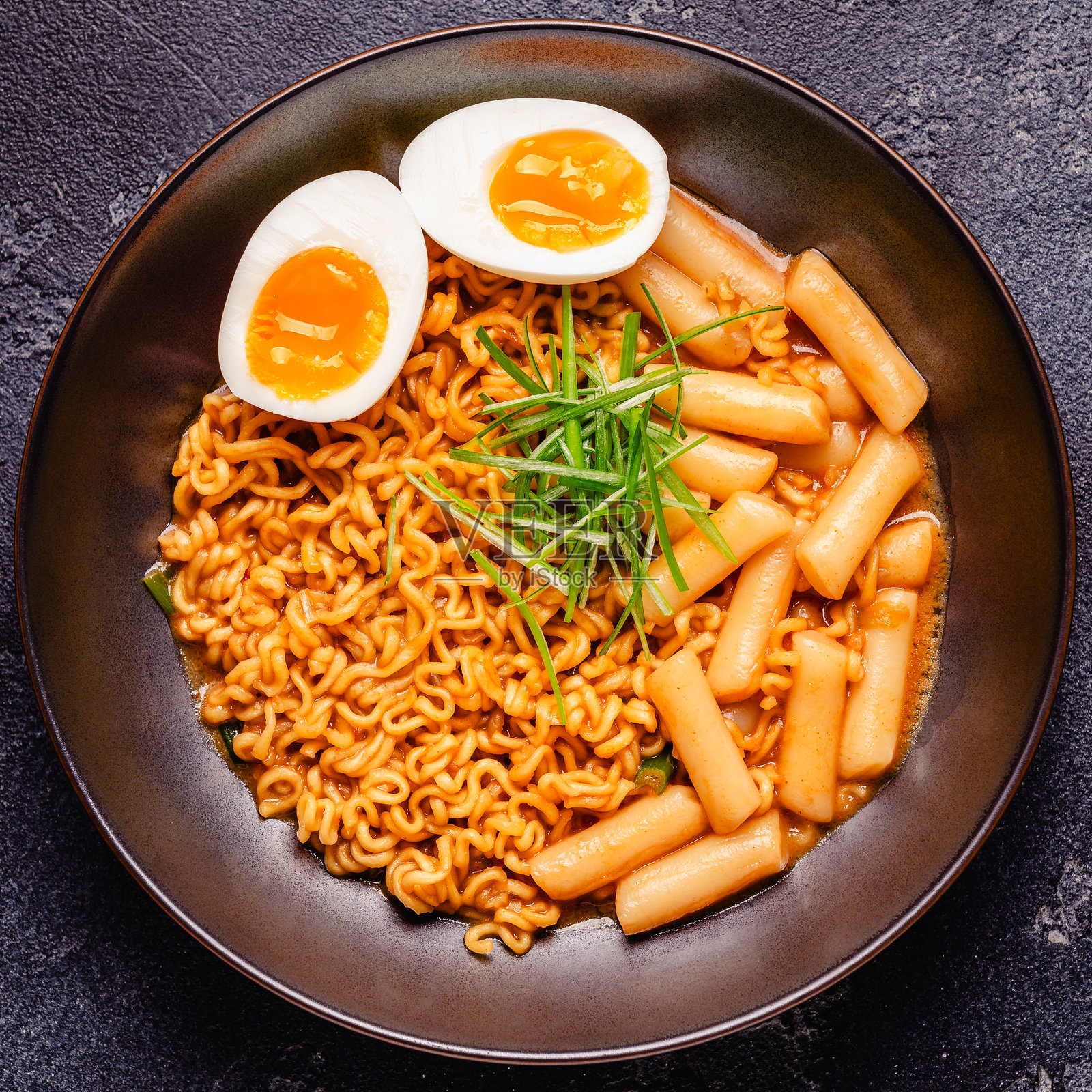 辣味拉泡鸡 - 韩国炒年糕和拉面。照片摄影图片