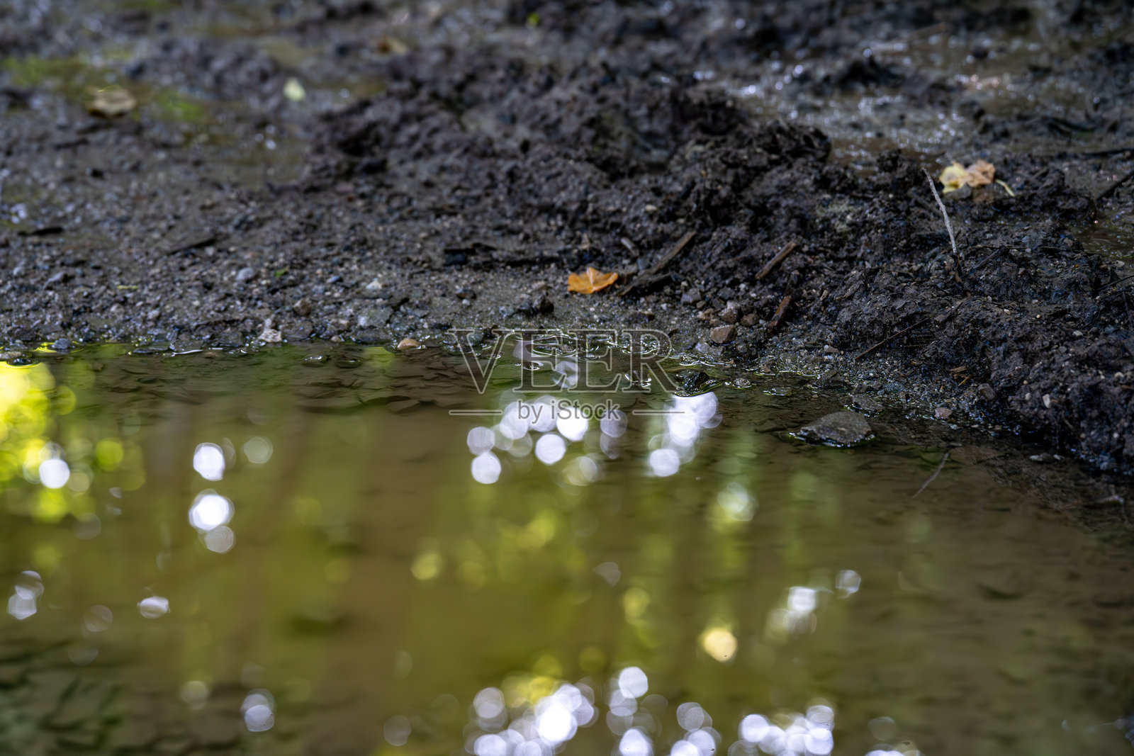 泥泞道路上的水坑特写照片摄影图片