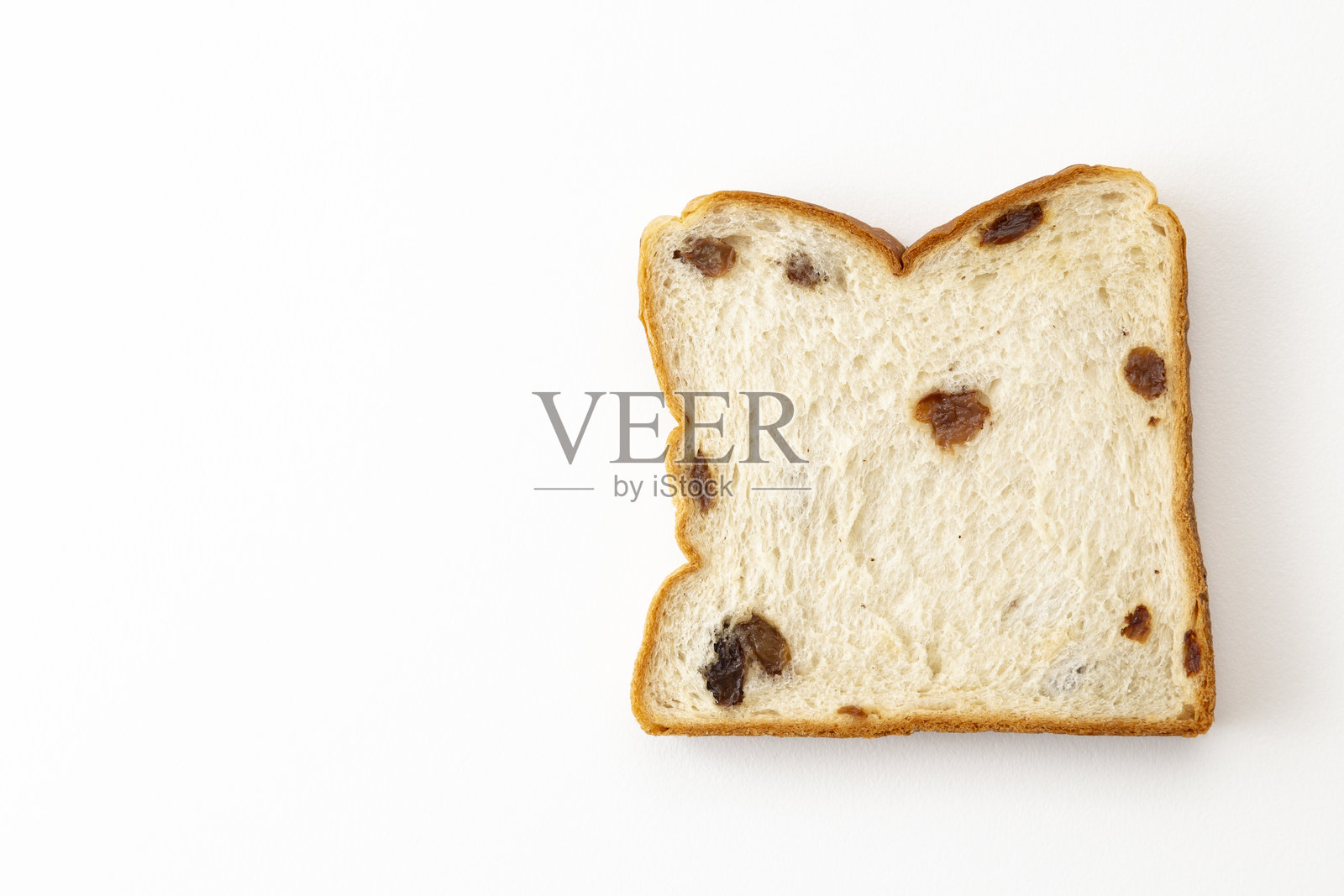 白色背景上的葡萄干面包。照片摄影图片