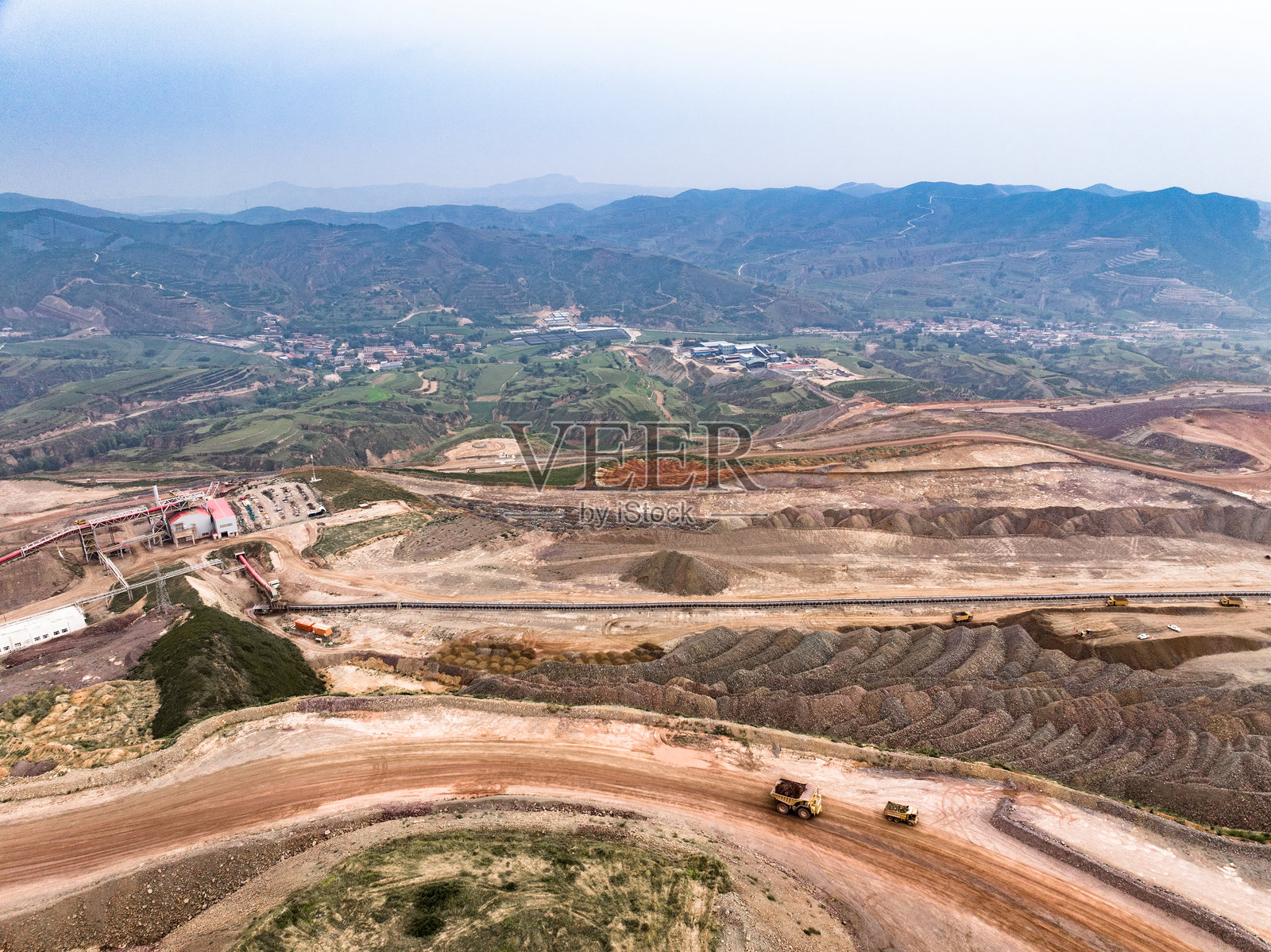 露天铁矿俯瞰照片摄影图片