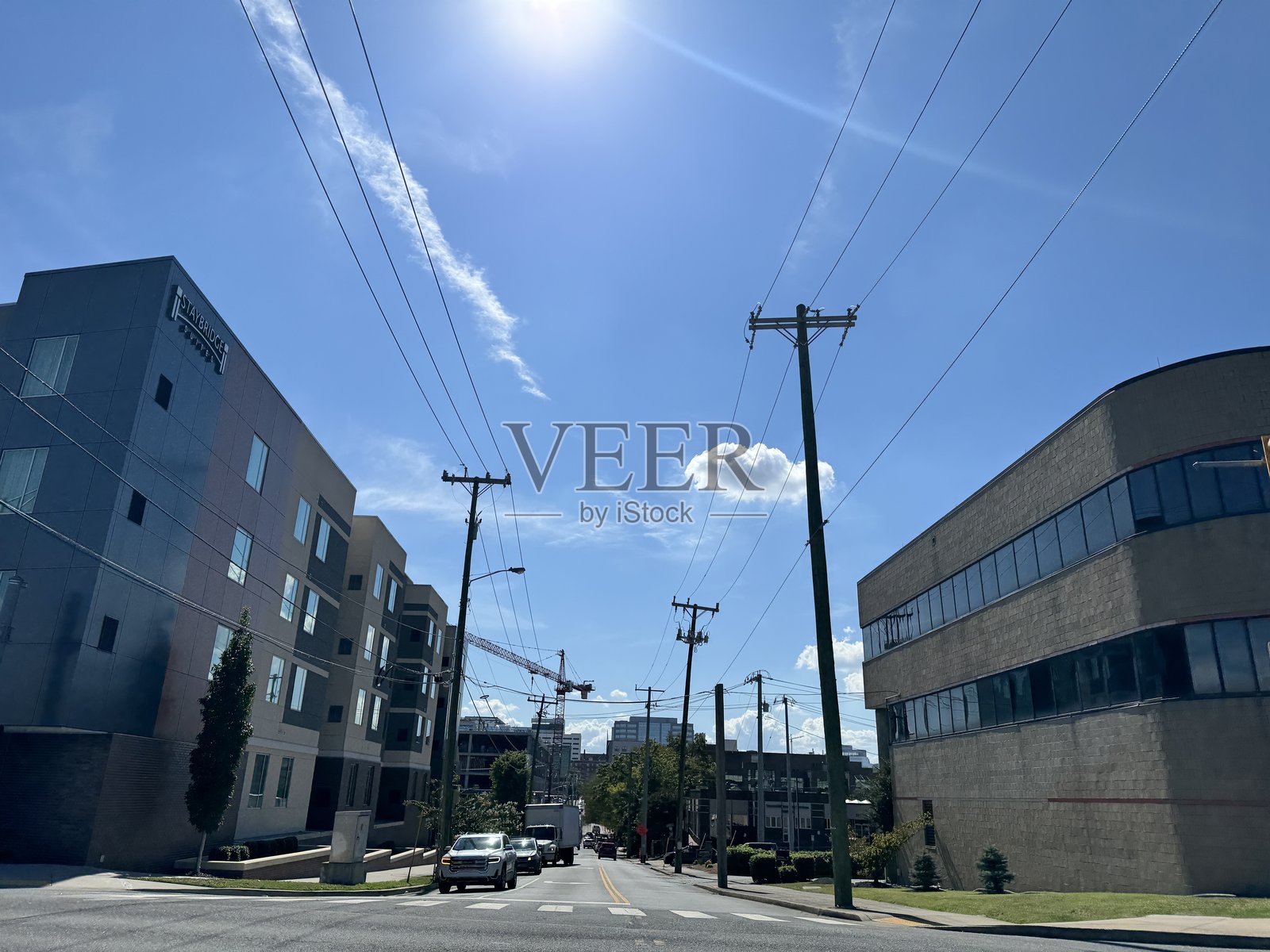 2024年9月20日，繁忙的纳什维尔街道上方是湛蓝的天空，建筑物和电线交错。照片摄影图片