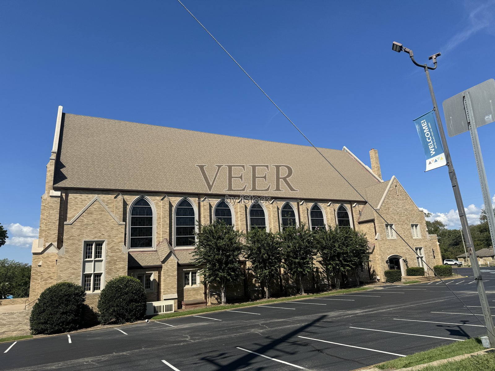 田纳西州纳什维尔的教堂建筑在2024年9月20日的晴朗蓝天下，展示其独特的建筑设计和周围环境。照片摄影图片