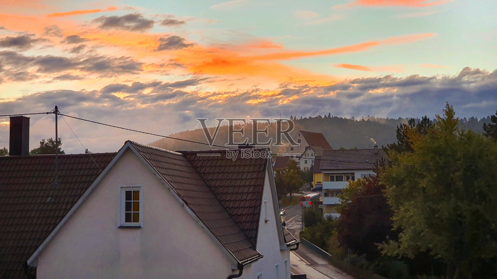 黎明前的城市。日落。照片摄影图片