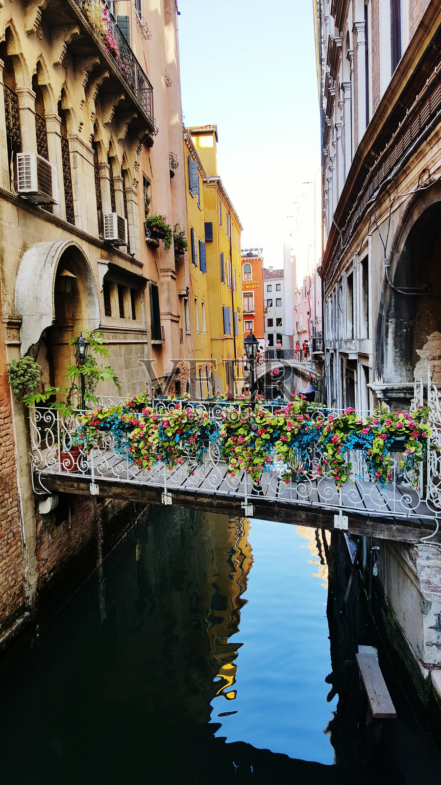 连接两栋建筑的运河桥照片摄影图片