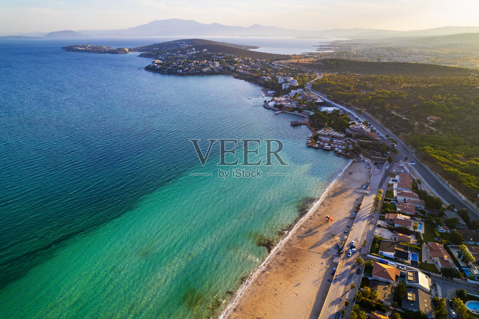 阿拉卡特的伊利卡海滩，土耳其伊兹密尔切什梅区。切什梅美丽的碧绿海景。照片摄影图片