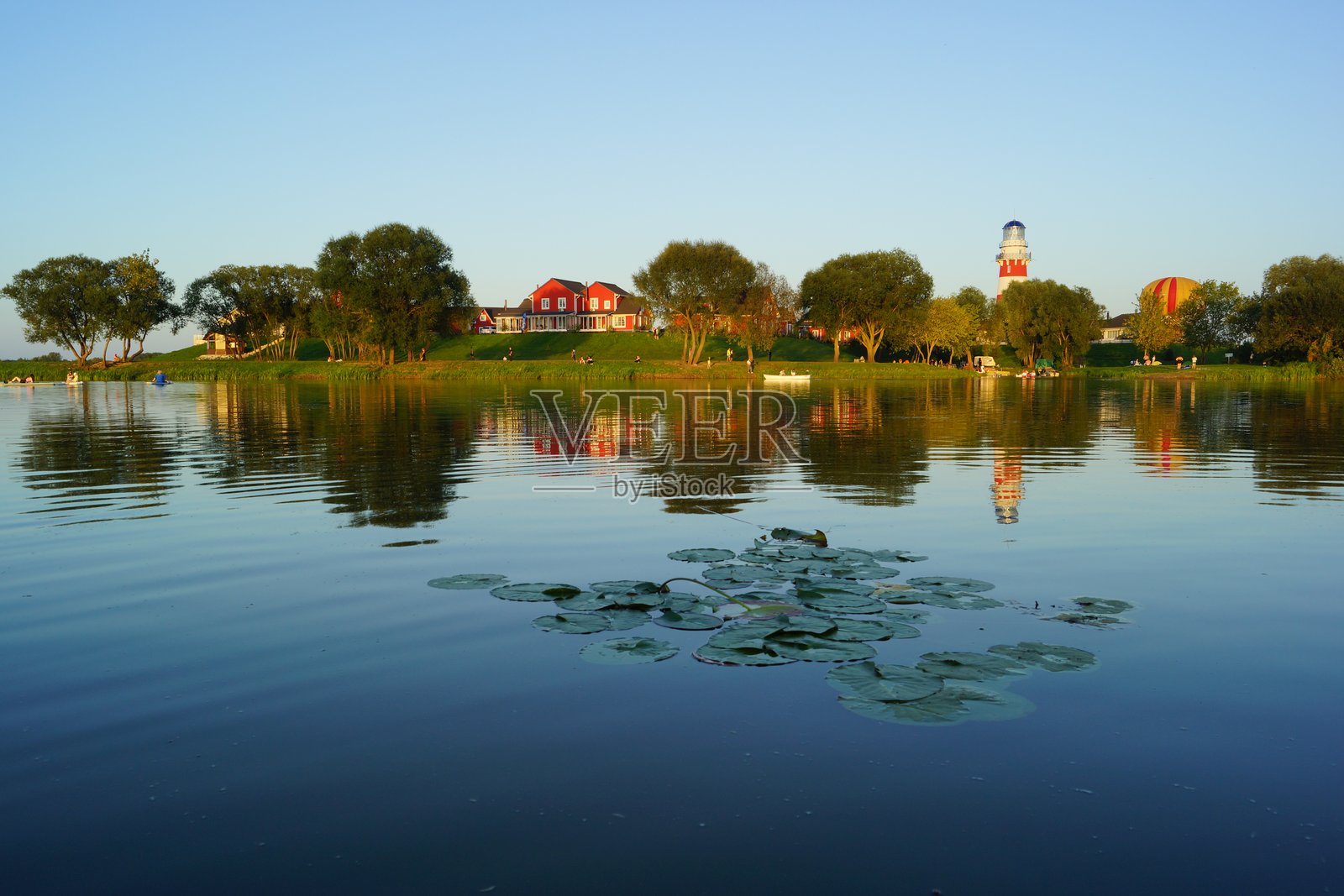 湖泊海岸线风景的视角照片摄影图片