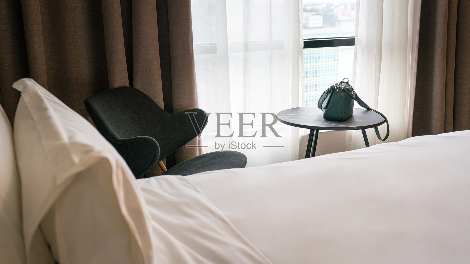 带窗户的酒店房间。照片摄影图片