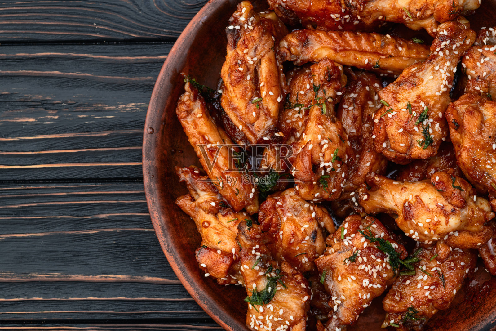 焦糖酱鸡翅。烧烤美食背景照片照片摄影图片