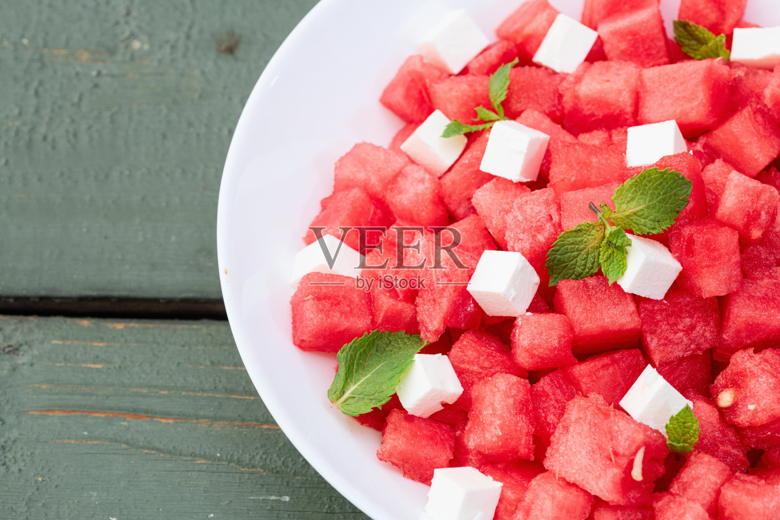 夏季西瓜沙拉配费塔奶酪和薄荷照片摄影图片