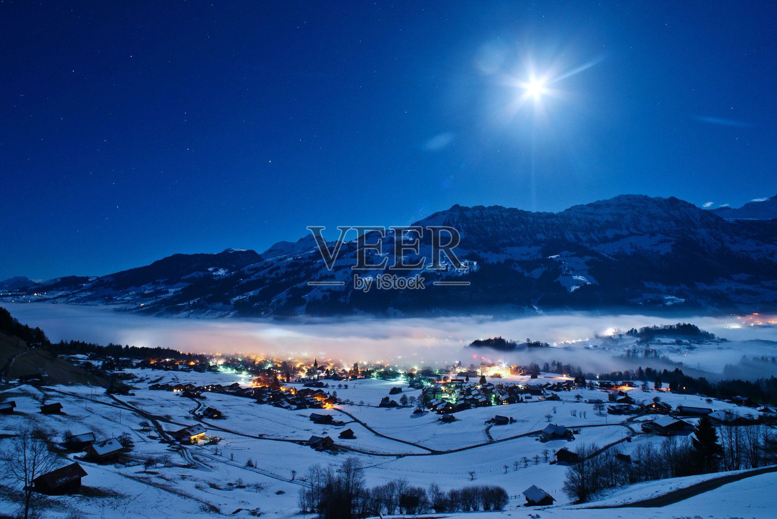 夜空下蓝天映衬着雪山的美丽景色照片摄影图片