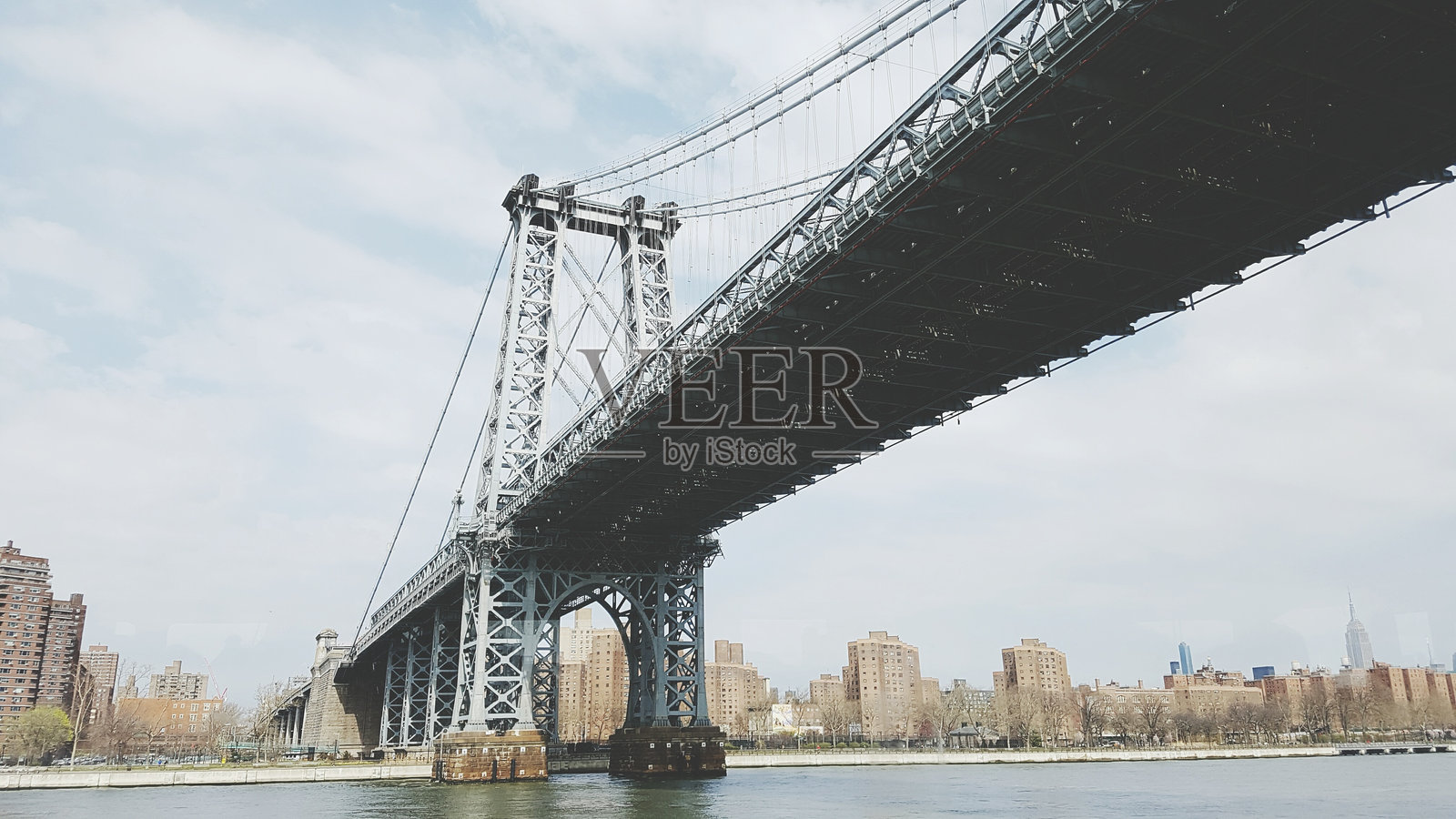 低角度视图的桥梁与水面和天空相映衬照片摄影图片