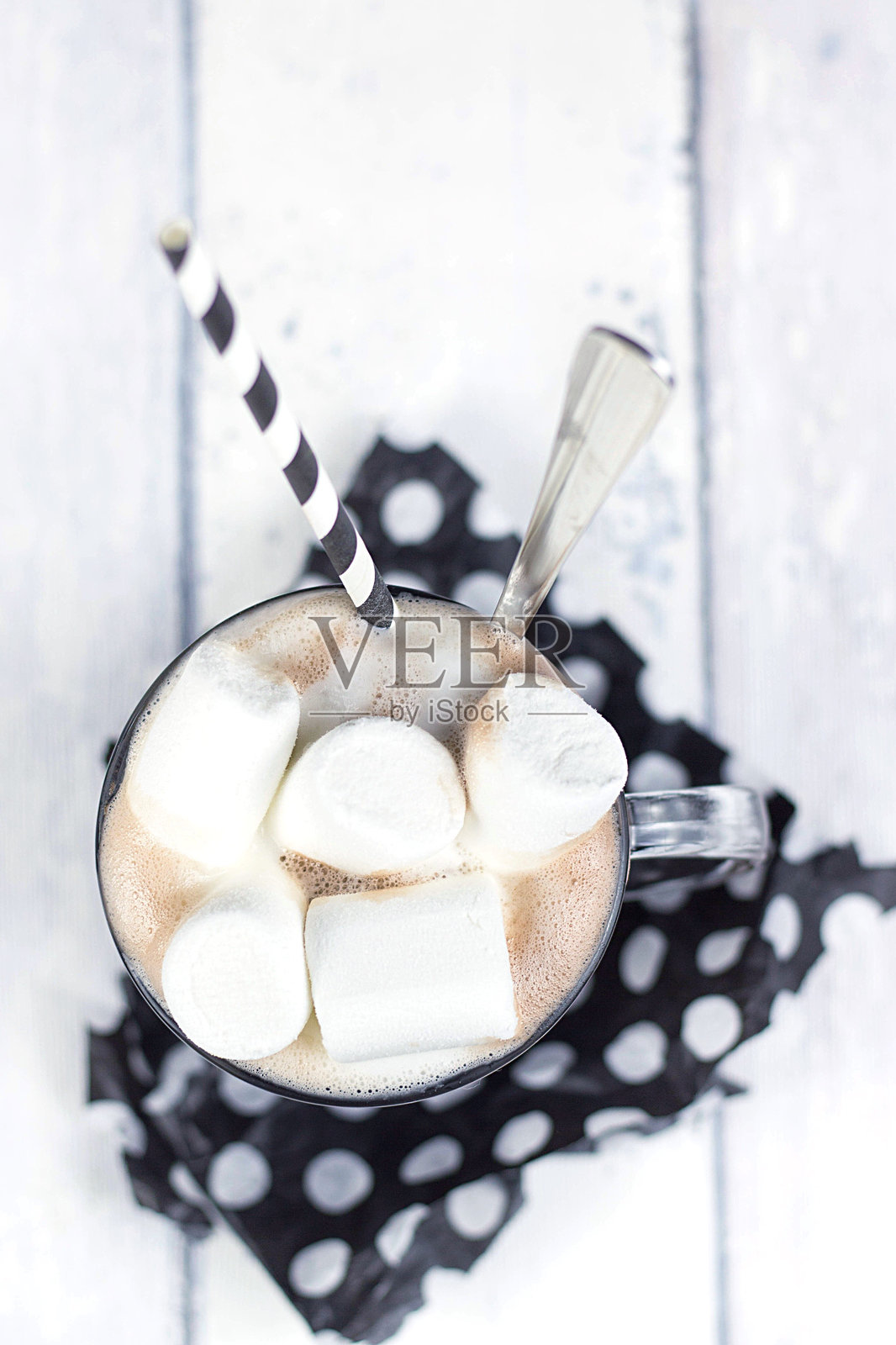 从上方直接拍摄的热巧克力杯，杯中有棉花糖，放在桌子上照片摄影图片
