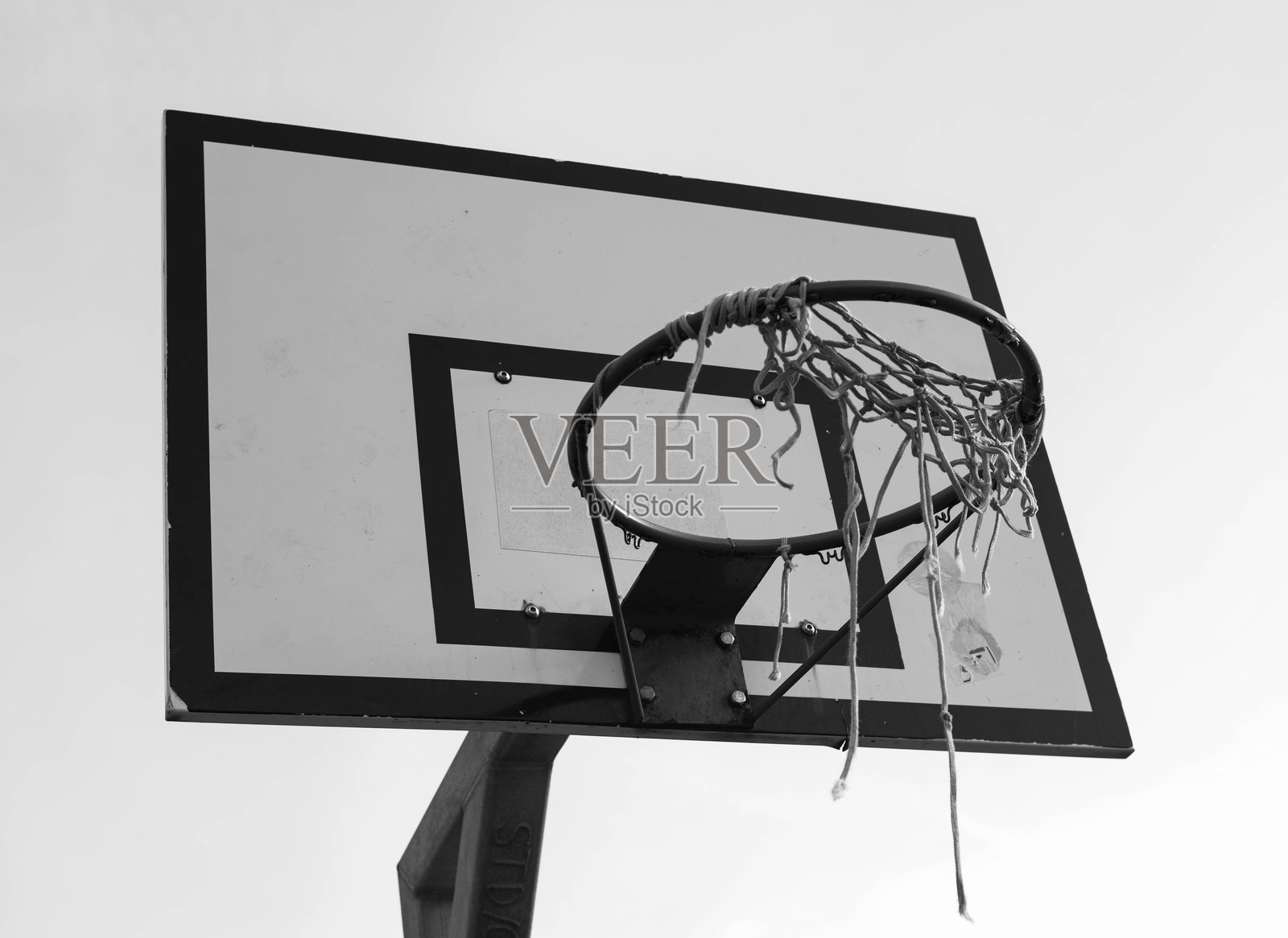 低角度视图的篮球架与天空相对照片摄影图片