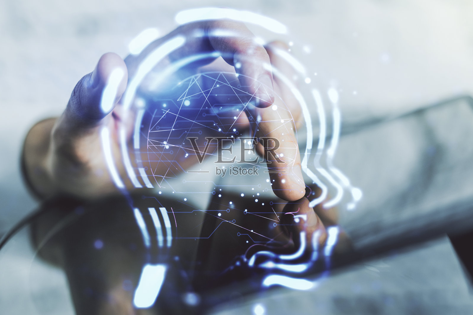 创意人工智能概念，背景中有人头全息图和手指点击数字平板的多重曝光效果。照片摄影图片