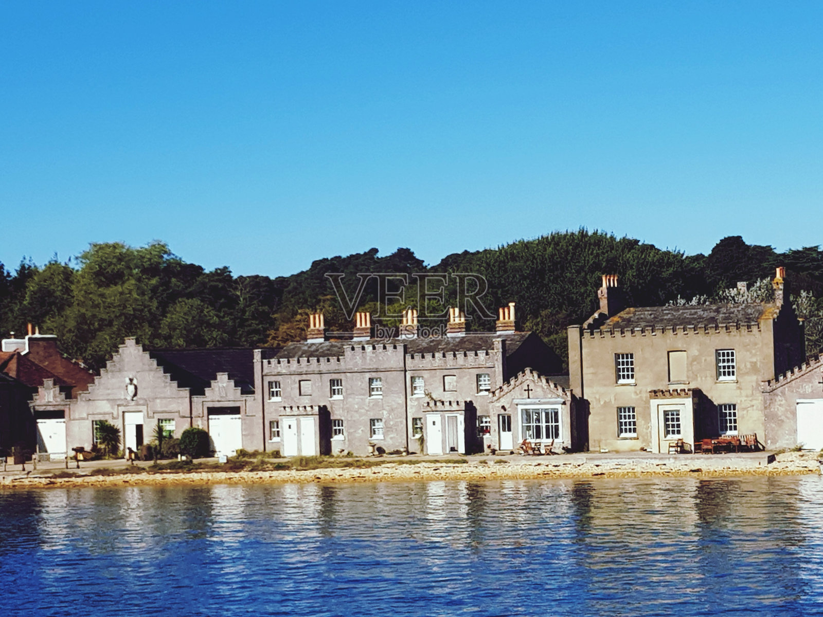 河边的建筑与晴朗的蓝天照片摄影图片