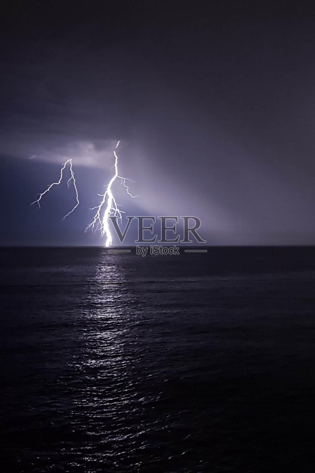 夜空中海面上的闪电照片摄影图片