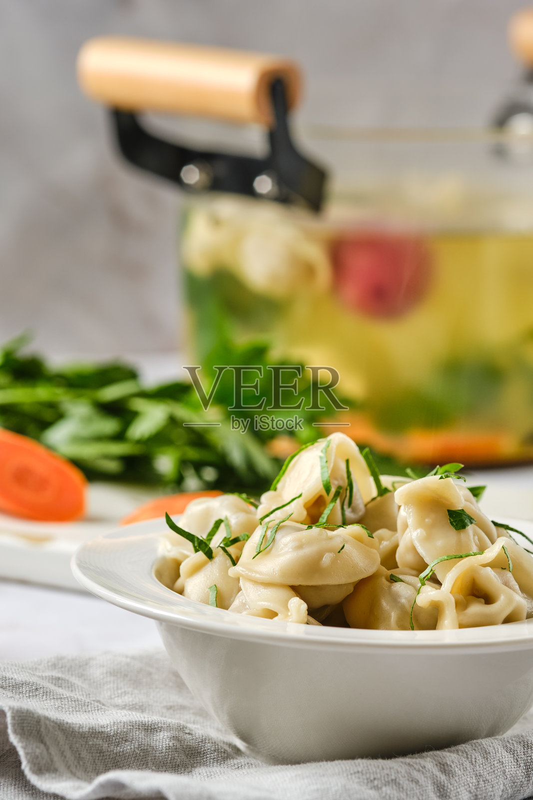 用蔬菜高汤煮的饺子特写镜头照片摄影图片