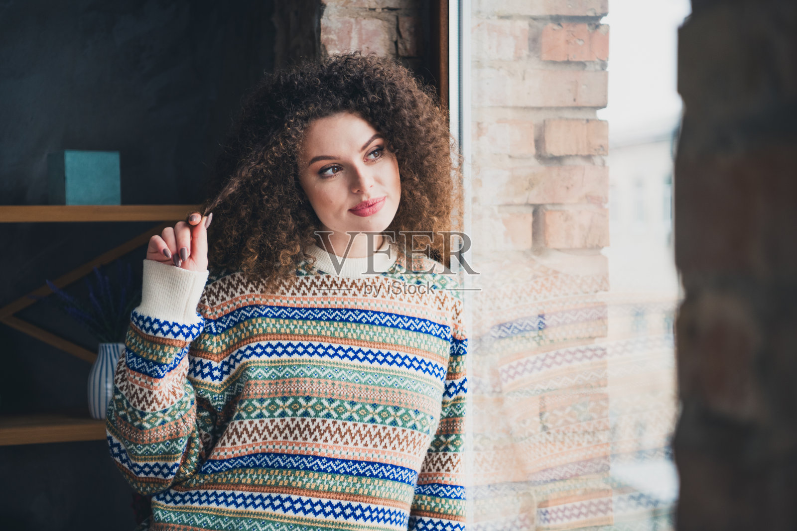 梦幻般可爱迷人的女性穿着时尚衣服，望着窗外的好天气。照片摄影图片