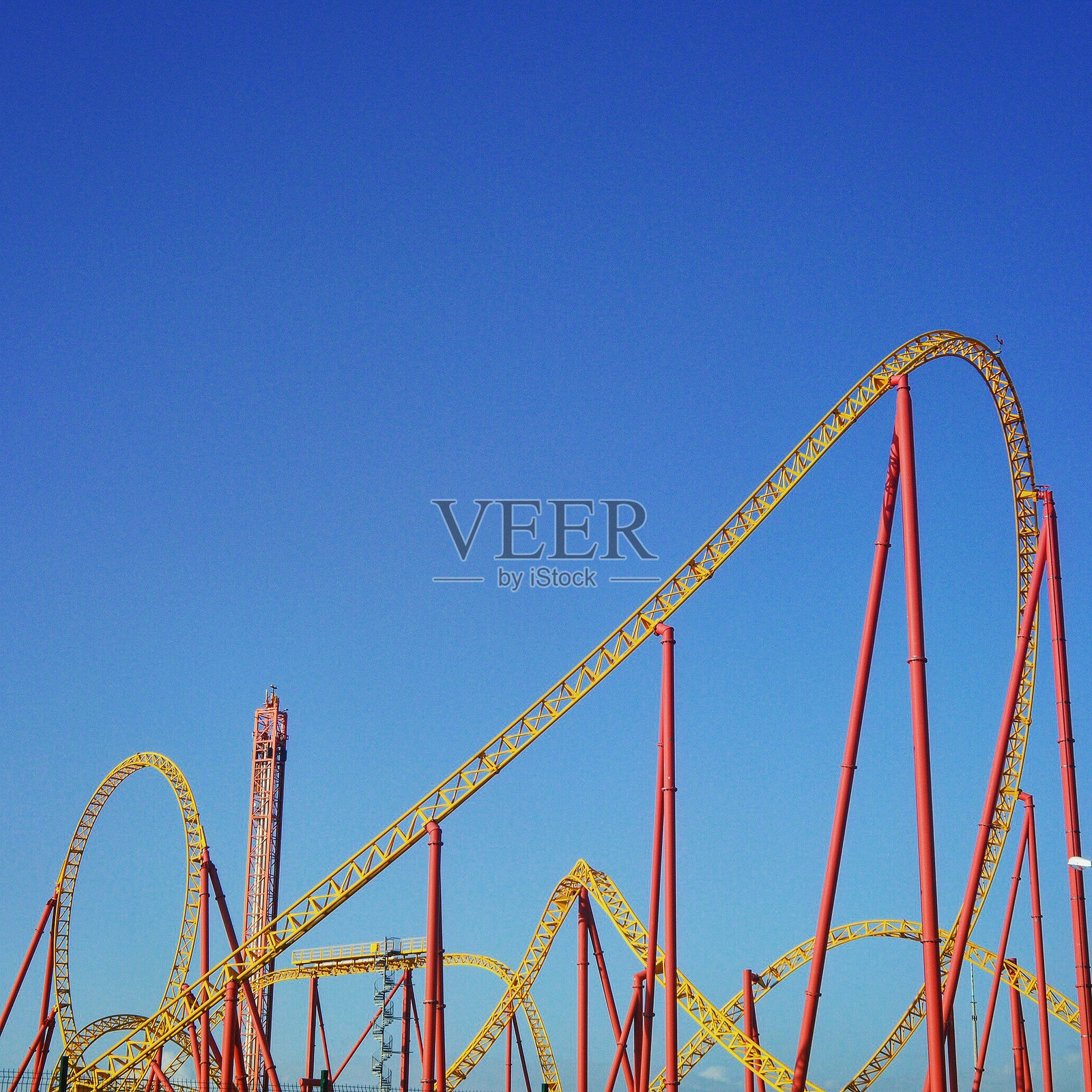 低角度视图的过山车与晴朗的蓝天照片摄影图片