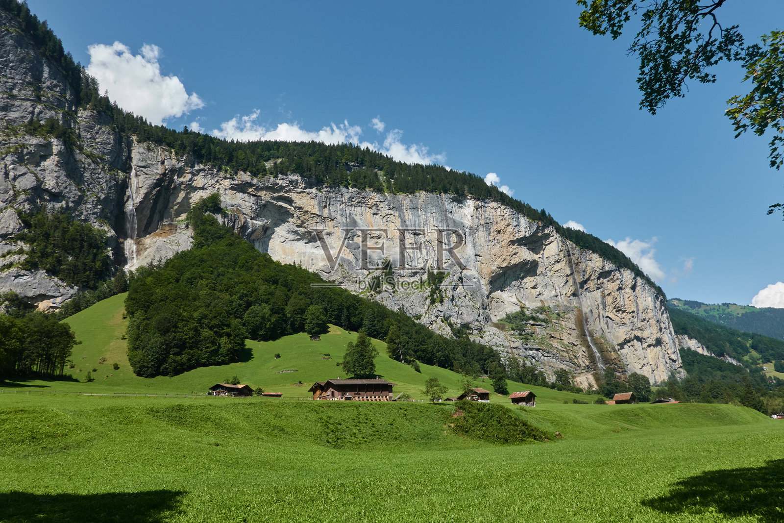 劳特布伦嫩谷，拥有壮丽的山脉、瀑布、冰川、森林和草地，位于瑞士阿尔卑斯山。照片摄影图片