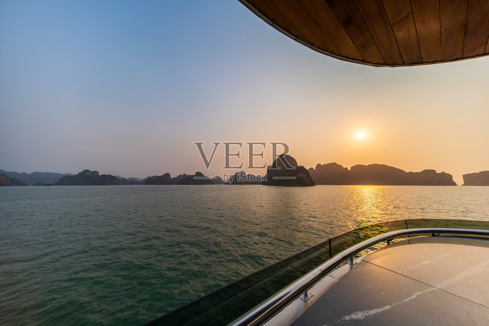 越南广宁下龙湾的豪华游轮照片摄影图片