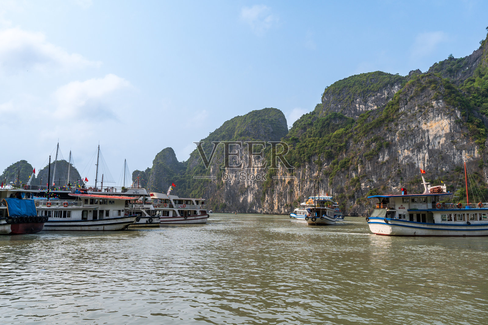 下龙湾的惊喜洞（又名恒松索特）码头照片摄影图片