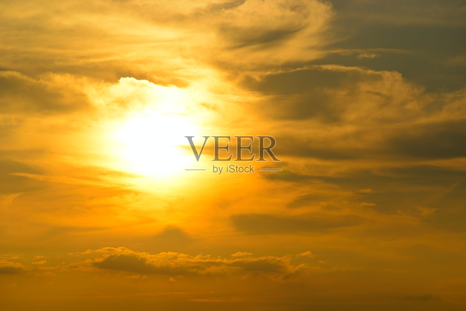 日出时分的天空与被照亮的云彩。照片摄影图片