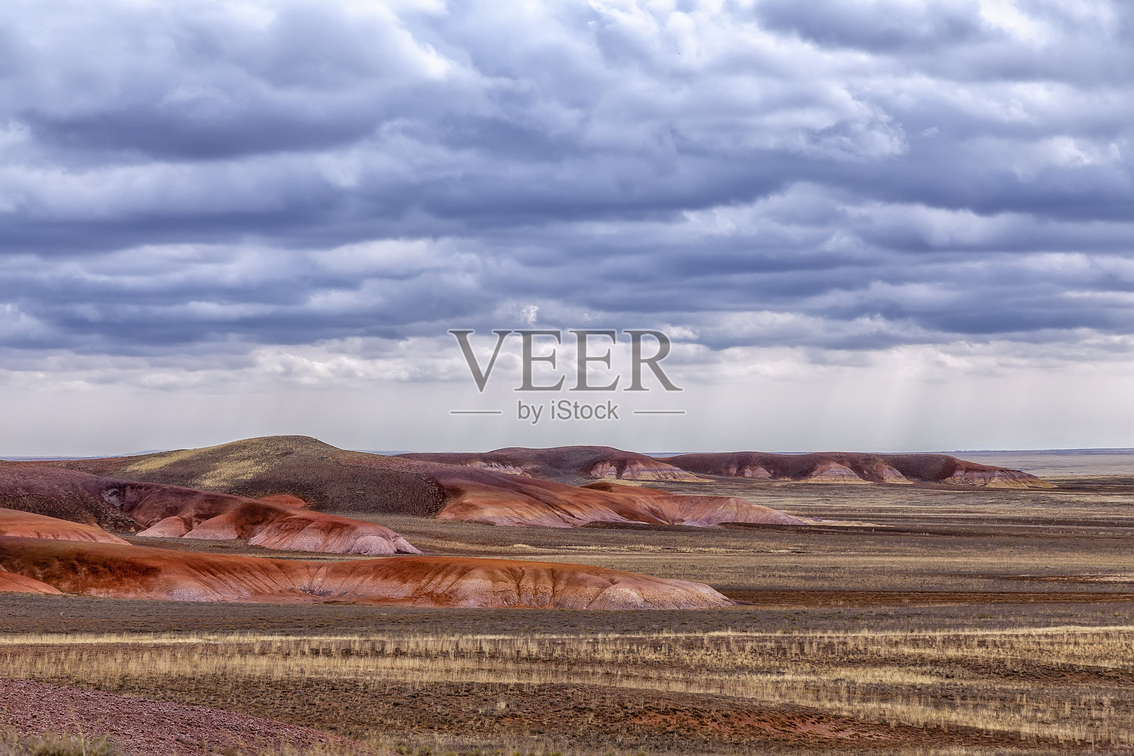 哈萨克斯坦沙漠中的阿克扎尔乌尔塔乌石灰岩山脉。稀有的沙丘，拥有多彩的粘土、沙子、石灰石和卵石层，形状奇特，远离文明，植被稀疏。照片摄影图片