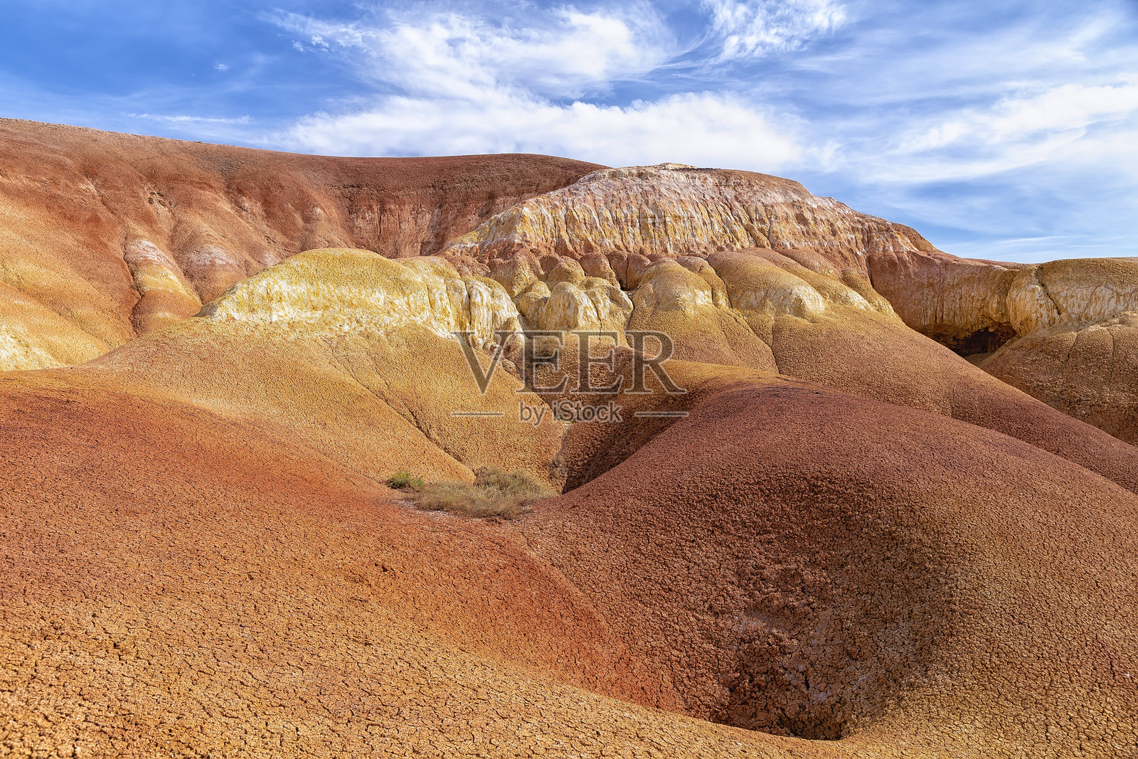 哈萨克斯坦沙漠中的阿克扎尔乌尔塔乌石灰岩山脉。稀有的沙丘，拥有多彩的粘土、沙子、石灰石和卵石层，形状奇特，远离文明，植被稀疏。照片摄影图片